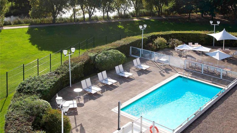 <b>Novotel Creteil Le Lac Pool</b>. Images powered by <a href="https://iceportal.shijigroup.com/" title="IcePortal" target="_blank">IcePortal</a>.