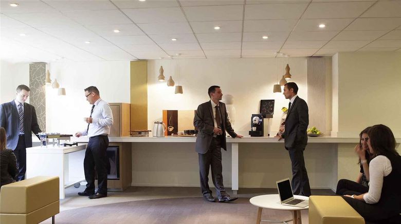 <b>Novotel Fontainebleau Ury Meeting</b>. Images powered by <a href="https://iceportal.shijigroup.com/" title="IcePortal" target="_blank">IcePortal</a>.