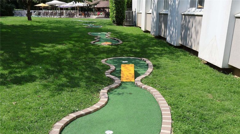 <b>Novotel Saclay Golf</b>. Images powered by <a href="https://iceportal.shijigroup.com/" title="IcePortal" target="_blank">IcePortal</a>.
