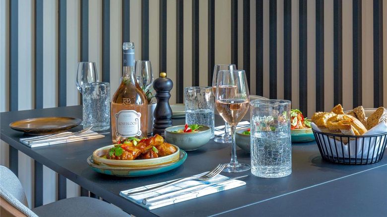 <b>Novotel Aix-en-Provence Pont de l'Arc Restaurant</b>. Images powered by <a href="https://iceportal.shijigroup.com/" title="IcePortal" target="_blank">IcePortal</a>.