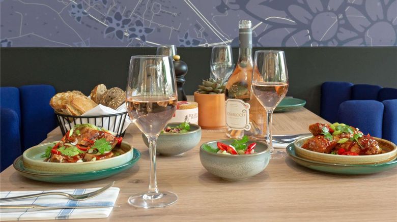 <b>Novotel Aix-en-Provence Pont de l'Arc Restaurant</b>. Images powered by <a href="https://iceportal.shijigroup.com/" title="IcePortal" target="_blank">IcePortal</a>.