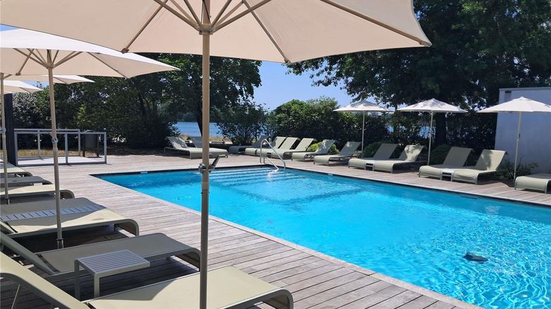 <b>Novotel Bordeaux le Lac Pool</b>. Images powered by <a href="https://iceportal.shijigroup.com/" title="IcePortal" target="_blank">IcePortal</a>.