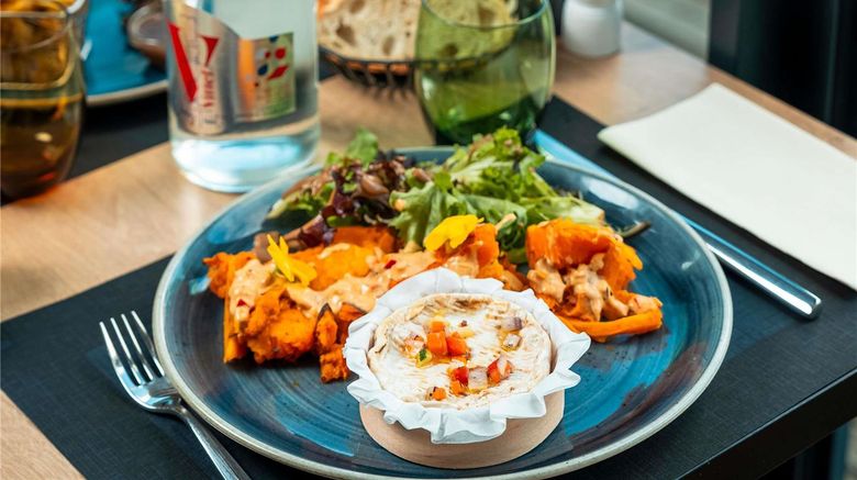<b>Novotel Caen Restaurant</b>. Images powered by <a href="https://iceportal.shijigroup.com/" title="IcePortal" target="_blank">IcePortal</a>.