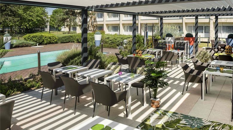 <b>Novotel Chartres Pool</b>. Images powered by <a href="https://iceportal.shijigroup.com/" title="IcePortal" target="_blank">IcePortal</a>.