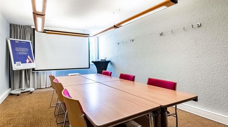 <b>Novotel Dijon Sud Meeting</b>. Images powered by <a href="https://iceportal.shijigroup.com/" title="IcePortal" target="_blank">IcePortal</a>.