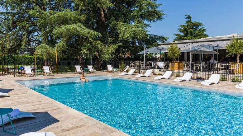 <b>Novotel Pau Pyrenees Pool</b>. Images powered by <a href="https://iceportal.shijigroup.com/" title="IcePortal" target="_blank">IcePortal</a>.