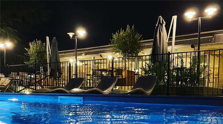 <b>Novotel Pau Pyrenees Pool</b>. Images powered by <a href="https://iceportal.shijigroup.com/" title="IcePortal" target="_blank">IcePortal</a>.