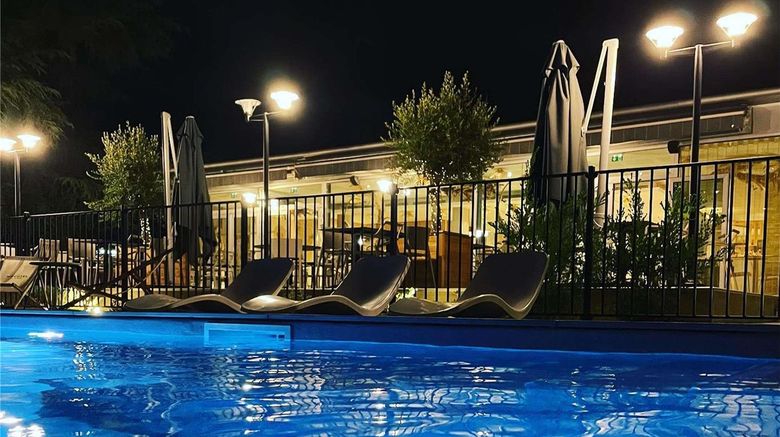 <b>Novotel Pau Pyrenees Pool</b>. Images powered by <a href="https://iceportal.shijigroup.com/" title="IcePortal" target="_blank">IcePortal</a>.