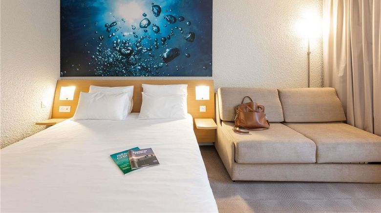 <b>Novotel Grenoble Room</b>. Images powered by <a href="https://iceportal.shijigroup.com/" title="IcePortal" target="_blank">IcePortal</a>.