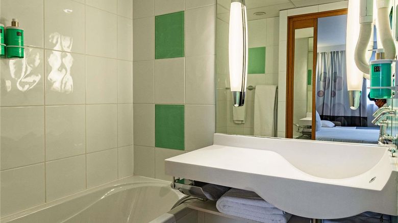 <b>Novotel Reims Room</b>. Images powered by <a href="https://iceportal.shijigroup.com/" title="IcePortal" target="_blank">IcePortal</a>.