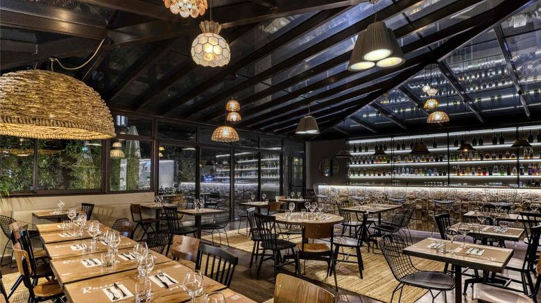 <b>Mercure pont D'Avignon Restaurant</b>. Images powered by <a href="https://iceportal.shijigroup.com/" title="IcePortal" target="_blank">IcePortal</a>.