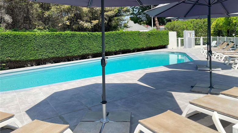 <b>Ibis Nimes Ouest Pool</b>. Images powered by <a href="https://iceportal.shijigroup.com/" title="IcePortal" target="_blank">IcePortal</a>.