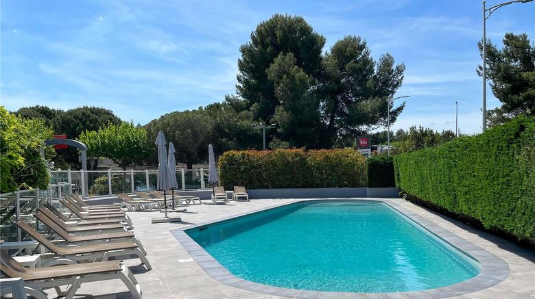 <b>Ibis Nimes Ouest Pool</b>. Images powered by <a href="https://iceportal.shijigroup.com/" title="IcePortal" target="_blank">IcePortal</a>.