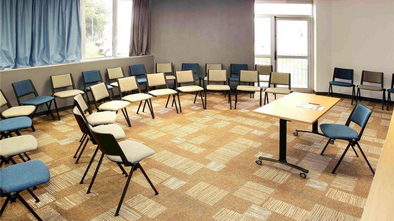 <b>ibis Poitiers South Meeting</b>. Images powered by <a href="https://iceportal.shijigroup.com/" title="IcePortal" target="_blank">IcePortal</a>.