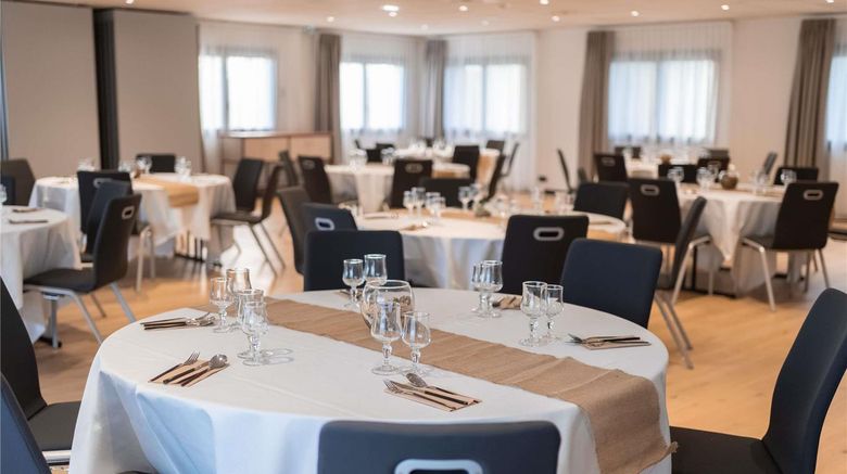 <b>Ibis Beziers Est Mediterranee Meeting</b>. Images powered by <a href="https://iceportal.shijigroup.com/" title="IcePortal" target="_blank">IcePortal</a>.
