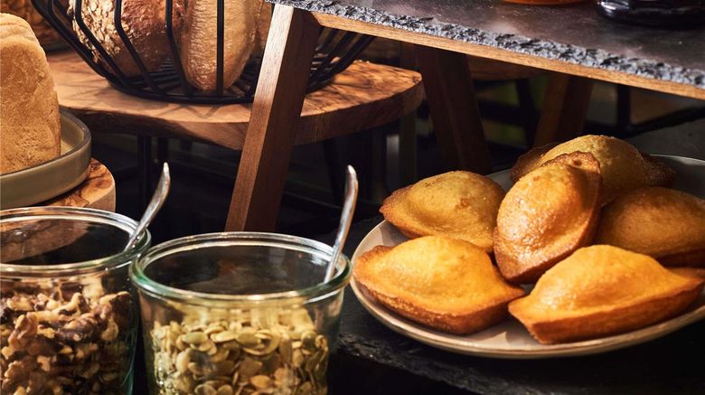 <b>Mercure Montmartre Basilique Restaurant</b>. Images powered by <a href="https://iceportal.shijigroup.com/" title="IcePortal" target="_blank">IcePortal</a>.