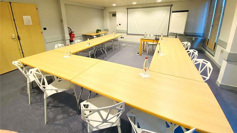 <b>Ibis Le Mans Est Pontlieue Meeting</b>. Images powered by <a href="https://iceportal.shijigroup.com/" title="IcePortal" target="_blank">IcePortal</a>.