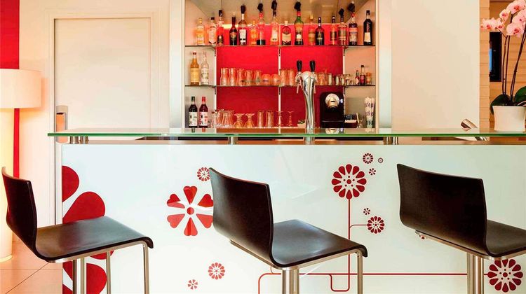 Ibis Hotel Senlis Exterior