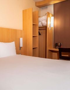 Ibis Hotel Paris Pont de Suresnes