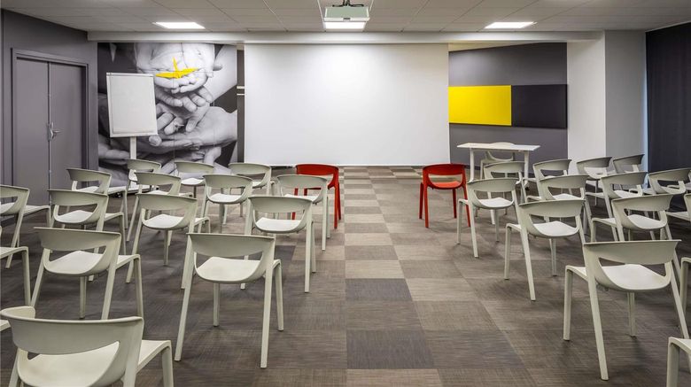 <b>Ibis Saint-Malo La Madeleine Meeting</b>. Images powered by <a href="https://iceportal.shijigroup.com/" title="IcePortal" target="_blank">IcePortal</a>.