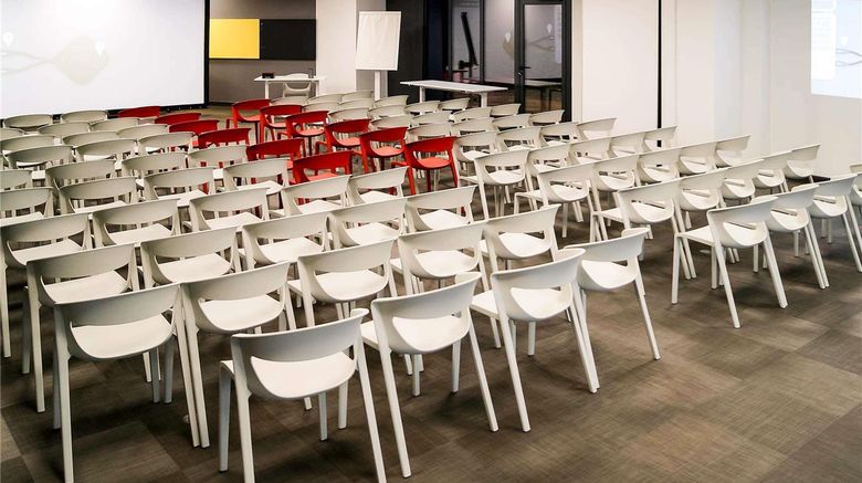 <b>Ibis Saint-Malo La Madeleine Meeting</b>. Images powered by <a href="https://iceportal.shijigroup.com/" title="IcePortal" target="_blank">IcePortal</a>.