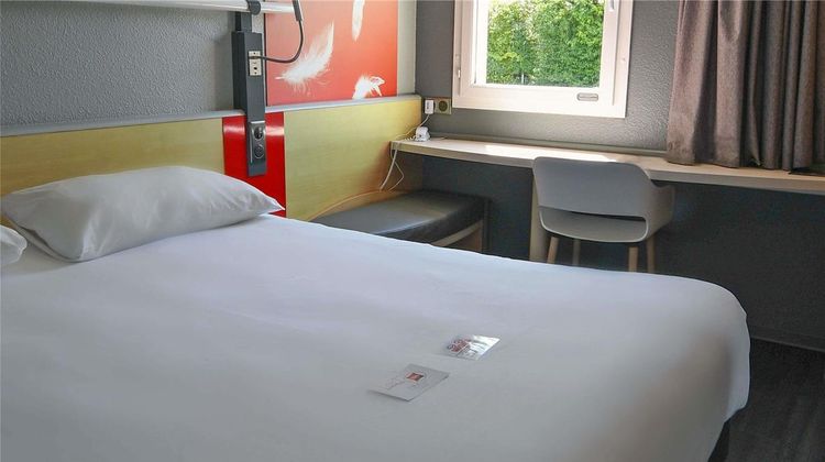 Ibis Hotel Saintes Exterior