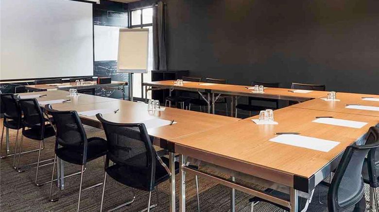 <b>Ibis Toulon La Seyne Sur Mer Meeting</b>. Images powered by <a href="https://iceportal.shijigroup.com/" title="IcePortal" target="_blank">IcePortal</a>.