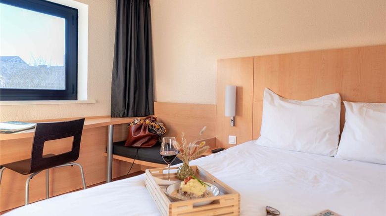 <b>Ibis Hotel Lille Gares Room</b>. Images powered by <a href="https://iceportal.shijigroup.com/" title="IcePortal" target="_blank">IcePortal</a>.