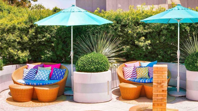 <b>Sofitel Los Angeles at Beverly Hills Pool</b>. Images powered by <a href="https://iceportal.shijigroup.com/" title="IcePortal" target="_blank">IcePortal</a>.