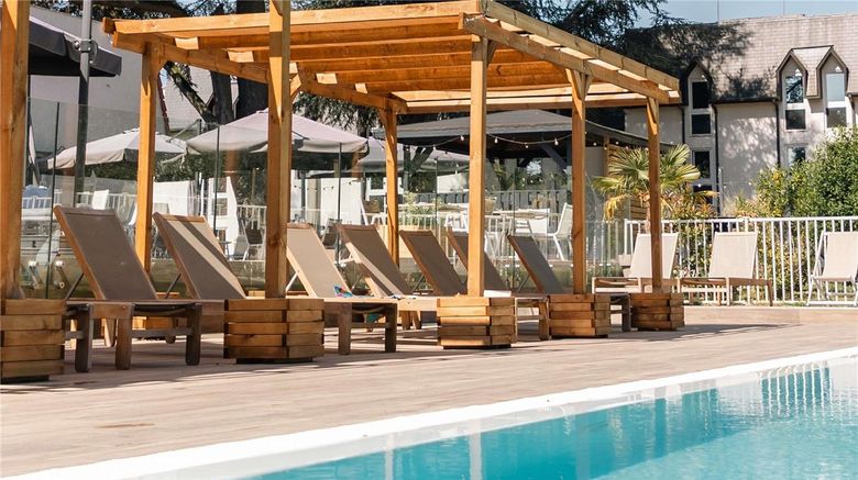 <b>Mercure Paris Sud Parc du Coudray Hotel Pool</b>. Images powered by <a href="https://iceportal.shijigroup.com/" title="IcePortal" target="_blank">IcePortal</a>.