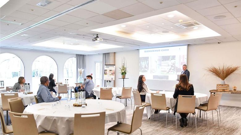 <b>Mercure Paris Sud Parc du Coudray Hotel Meeting</b>. Images powered by <a href="https://iceportal.shijigroup.com/" title="IcePortal" target="_blank">IcePortal</a>.