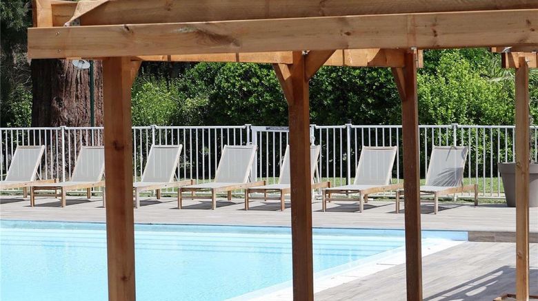 <b>Mercure Paris Sud Parc du Coudray Hotel Pool</b>. Images powered by <a href="https://iceportal.shijigroup.com/" title="IcePortal" target="_blank">IcePortal</a>.