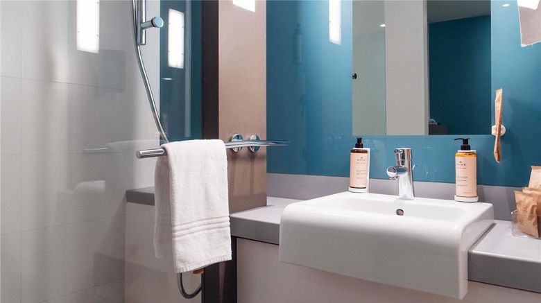 <b>Mercure Paris Val de Fontenay Hotel Suite</b>. Images powered by <a href="https://iceportal.shijigroup.com/" title="IcePortal" target="_blank">IcePortal</a>.