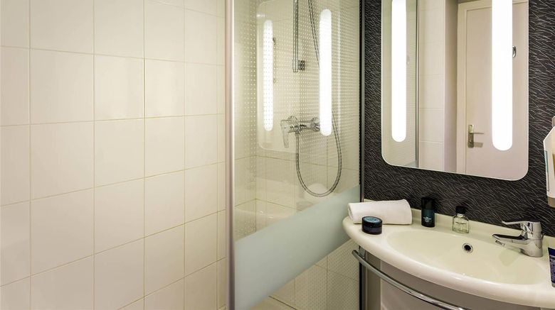 <b>Ibis Roscoff Room</b>. Images powered by <a href="https://iceportal.shijigroup.com/" title="IcePortal" target="_blank">IcePortal</a>.