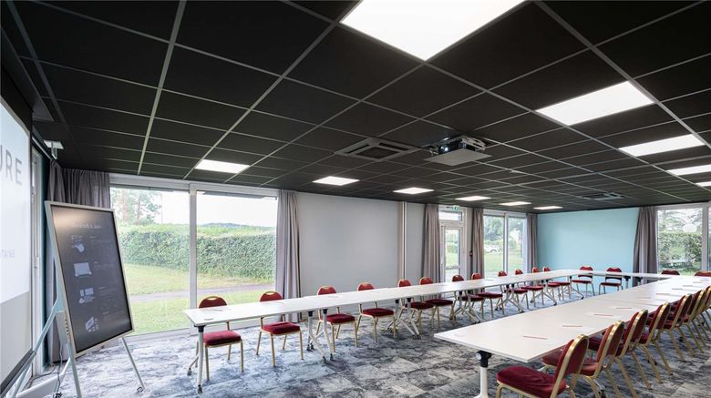 <b>Mercure Lyon Est Villefontaine Meeting</b>. Images powered by <a href="https://iceportal.shijigroup.com/" title="IcePortal" target="_blank">IcePortal</a>.