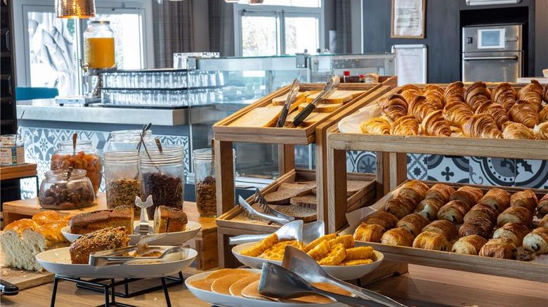 <b>Novotel Saint Quentin Golf National Restaurant</b>. Images powered by <a href="https://iceportal.shijigroup.com/" title="IcePortal" target="_blank">IcePortal</a>.
