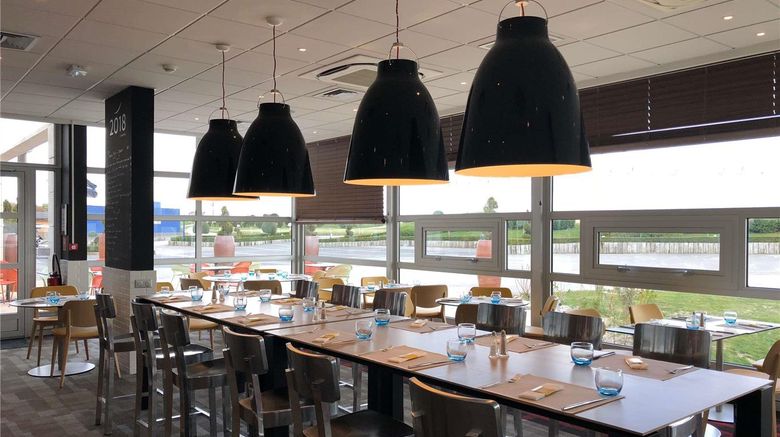 <b>Novotel Saint Quentin Golf National Restaurant</b>. Images powered by <a href="https://iceportal.shijigroup.com/" title="IcePortal" target="_blank">IcePortal</a>.