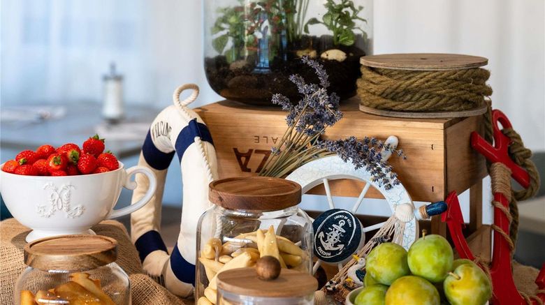 <b>Mercure Marseille Euro Centre Restaurant</b>. Images powered by <a href="https://iceportal.shijigroup.com/" title="IcePortal" target="_blank">IcePortal</a>.