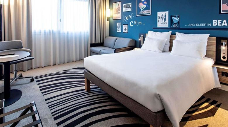 <b>Novotel Beaune Room</b>. Images powered by <a href="https://iceportal.shijigroup.com/" title="IcePortal" target="_blank">IcePortal</a>.
