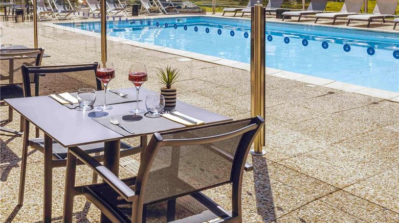 <b>Novotel Beaune Pool</b>. Images powered by <a href="https://iceportal.shijigroup.com/" title="IcePortal" target="_blank">IcePortal</a>.