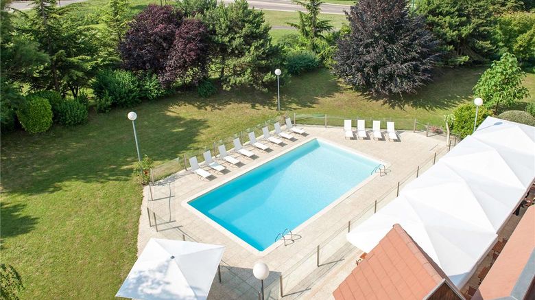 <b>Novotel Beaune Pool</b>. Images powered by <a href="https://iceportal.shijigroup.com/" title="IcePortal" target="_blank">IcePortal</a>.