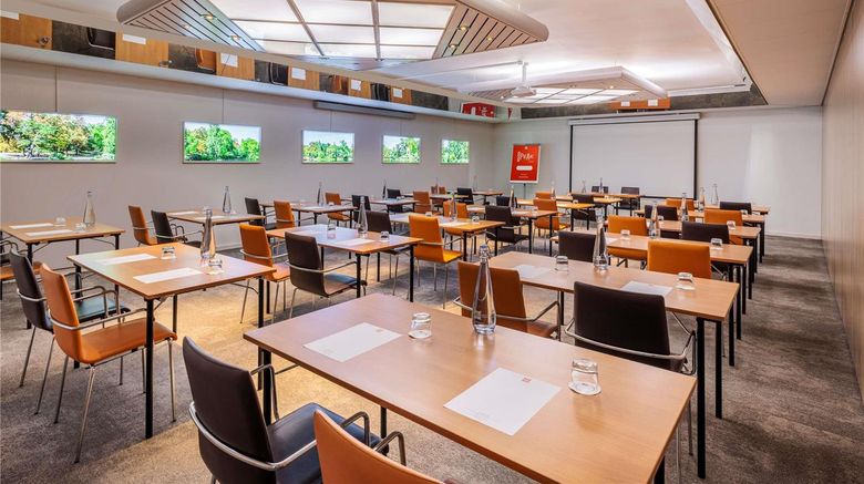<b>Ibis Lausanne Crissier Meeting</b>. Images powered by <a href="https://iceportal.shijigroup.com/" title="IcePortal" target="_blank">IcePortal</a>.