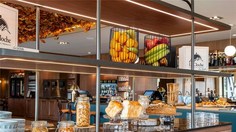 <b>Mercure Omaha Beach Hotel Restaurant</b>. Images powered by <a href="https://iceportal.shijigroup.com/" title="IcePortal" target="_blank">IcePortal</a>.