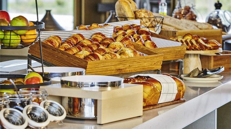 <b>Mercure Orly Aeroport Hotel Restaurant</b>. Images powered by <a href="https://iceportal.shijigroup.com/" title="IcePortal" target="_blank">IcePortal</a>.