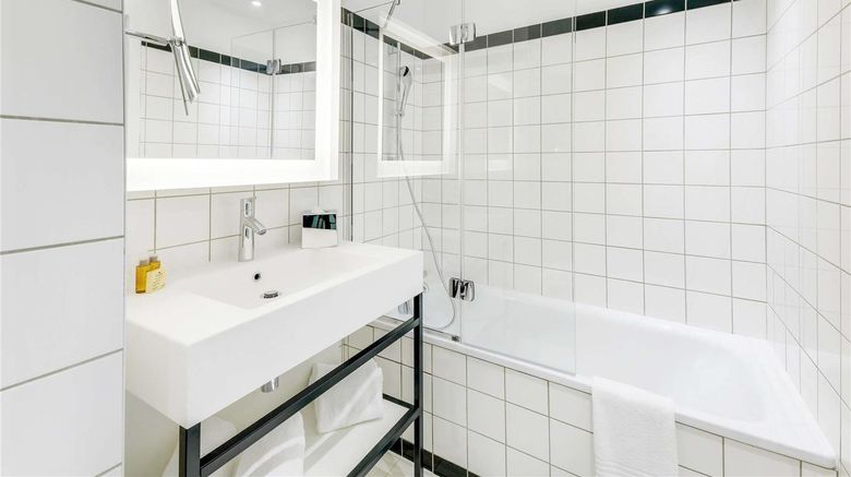 <b>Mercure Orly Aeroport Hotel Room</b>. Images powered by <a href="https://iceportal.shijigroup.com/" title="IcePortal" target="_blank">IcePortal</a>.