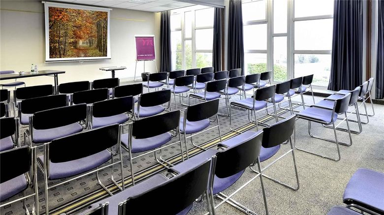 <b>Mercure Rouen Val-de-Reuil Meeting</b>. Images powered by <a href="https://iceportal.shijigroup.com/" title="IcePortal" target="_blank">IcePortal</a>.