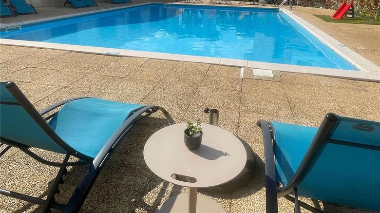 <b>Mercure Niort Marais Poitevin Pool</b>. Images powered by <a href="https://iceportal.shijigroup.com/" title="IcePortal" target="_blank">IcePortal</a>.