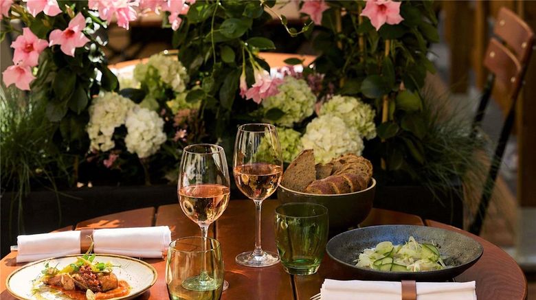 <b>Sofitel Arc de Triomphe Restaurant</b>. Images powered by <a href="https://iceportal.shijigroup.com/" title="IcePortal" target="_blank">IcePortal</a>.