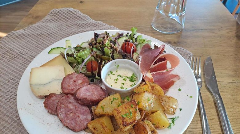 <b>Ibis Vesoul Restaurant</b>. Images powered by <a href="https://iceportal.shijigroup.com/" title="IcePortal" target="_blank">IcePortal</a>.