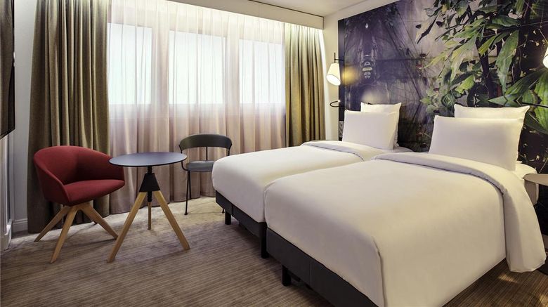 <b>Mercure Paris La Defense Room</b>. Images powered by <a href="https://iceportal.shijigroup.com/" title="IcePortal" target="_blank">IcePortal</a>.